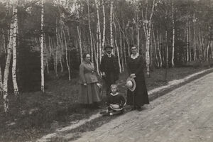 Gabriel Jirsík s manželkou Annou, dcerou Hanou a manželkou čáslavského primáře Schnurpfeila, červen 1918, obora Bračice-Zálesí