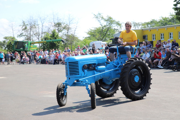 Podívejte se na fotografie z akce Pradědečkův traktor