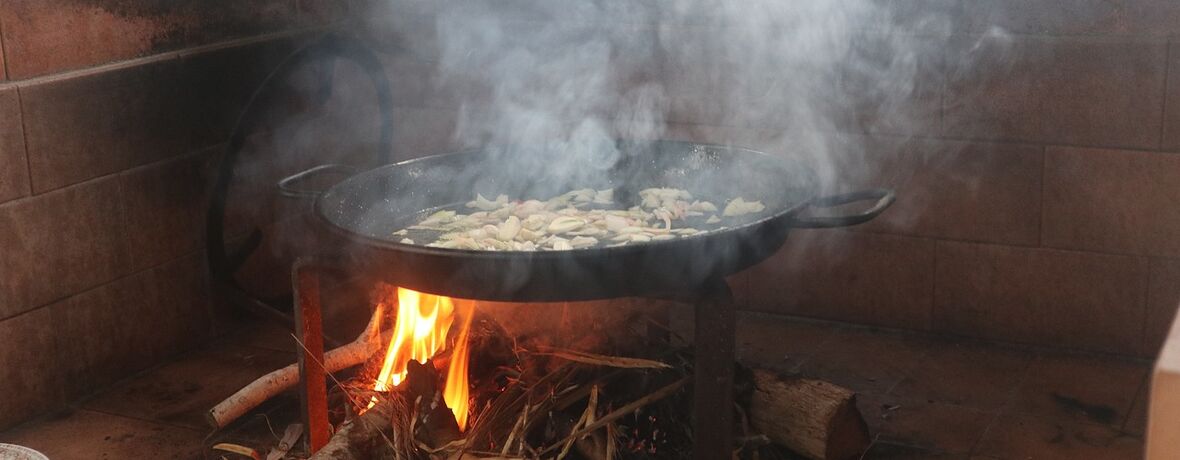 VAŘENÍ JE VÝSADOU LIDÍ ANEB EXKURZE DO SVĚTA POTRAVINÁŘSTVÍ. Člověk si asi jako jediný připravuje pokrm z více surovin, vaří, peče, fermentuje. O potravinářství v proměnách času.